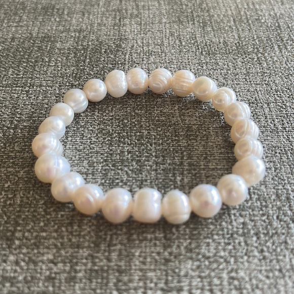 Natural Freshwater Pearl Stretch Bracelet - Picture 5 of 9